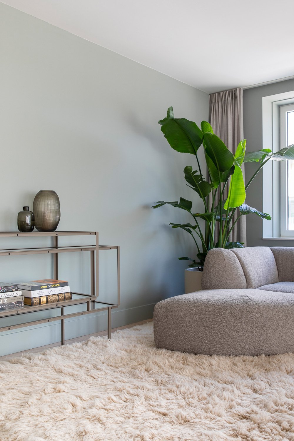 interieur+appartement+Amsterdam+met+wollig+kleed+en+modulaire+bank+van+hkliving+grote+plant+in+de+hoek+en+dressoir+van+kartell.jpg