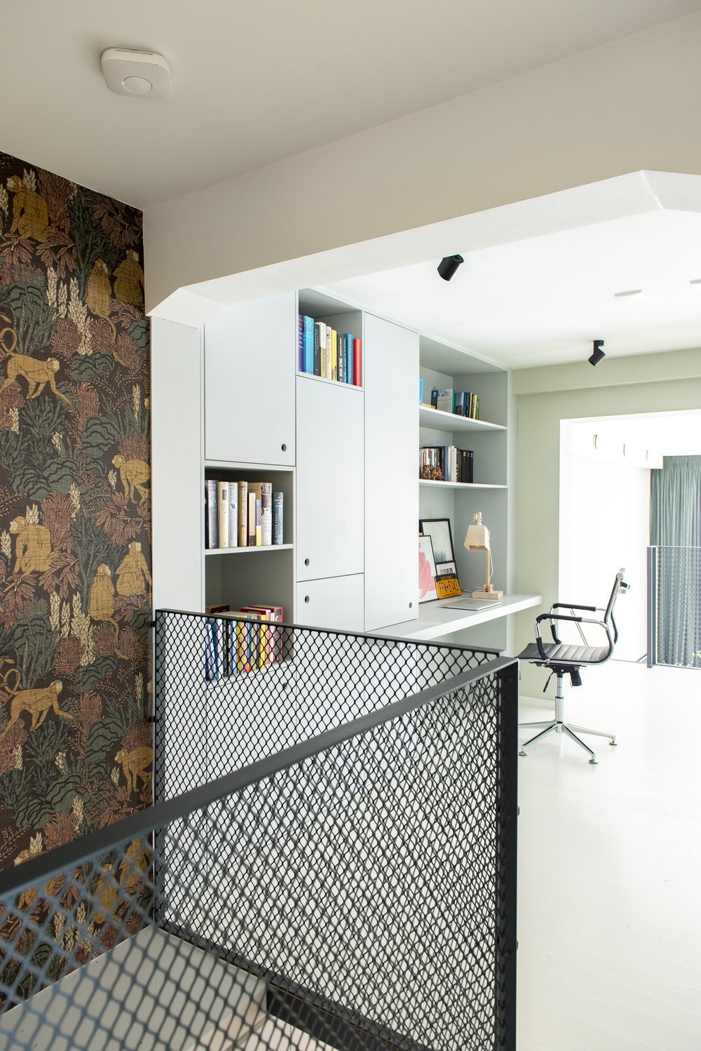 kasten+en+bureau+opstelling+op+maat+gemaakt+lichtgrijs+geschilder+met+eames+vitra+bureaustoel+behang+langur+van+arte+op+muur+gietvloer+en+stalen+balustrade+trap.jpg