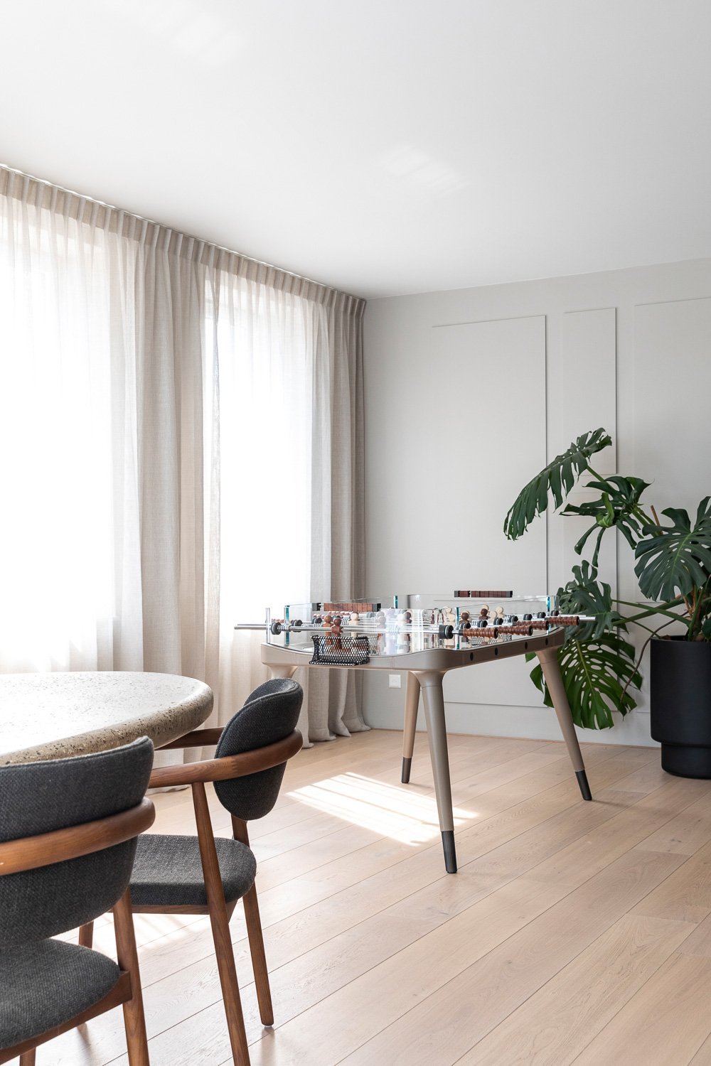 organische+tafel+op+maat,+wandpanelen,+inbetween+gordijnen,+vintage+design+stoelen+pols+potten.jpg