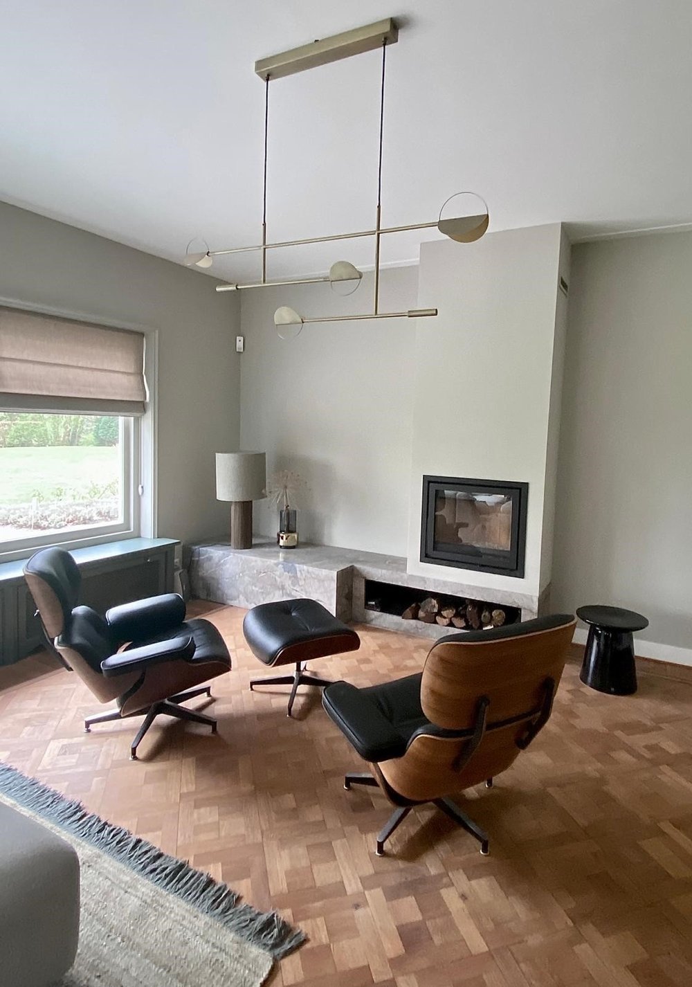 interieur+Vogelenzang+fauteuils+leer+eames+vitra+op+versailles+houten+vloer+messing+lamp+van+boila.jpeg