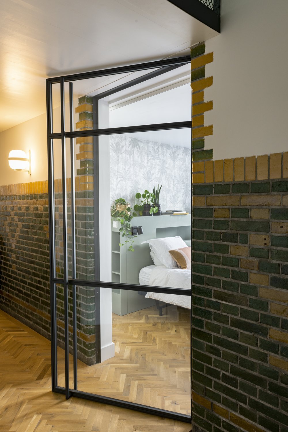 doorkijk+naar+slaapkamer+oude+modeschool+amsterdam+vtwonen+productie+palmboom+behang+lamen+vibia.jpg