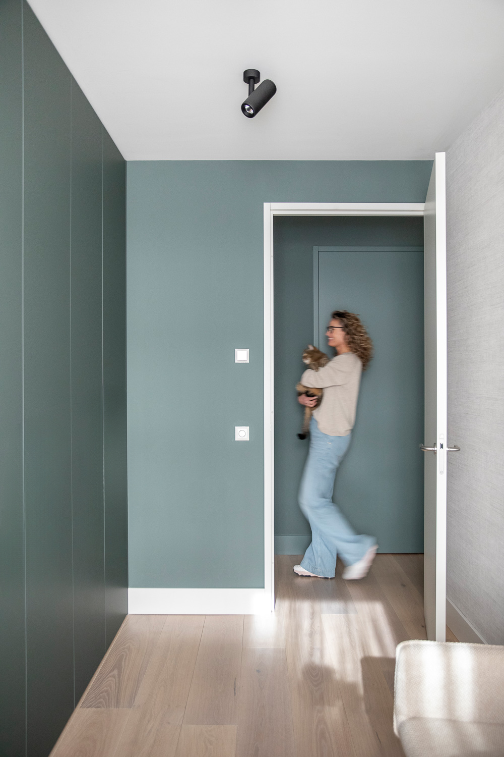 kasten+op+maat+in+dezelfde+kleur+als+muren+in+dressingroom+en+gang+verlichting+modular+medard.png