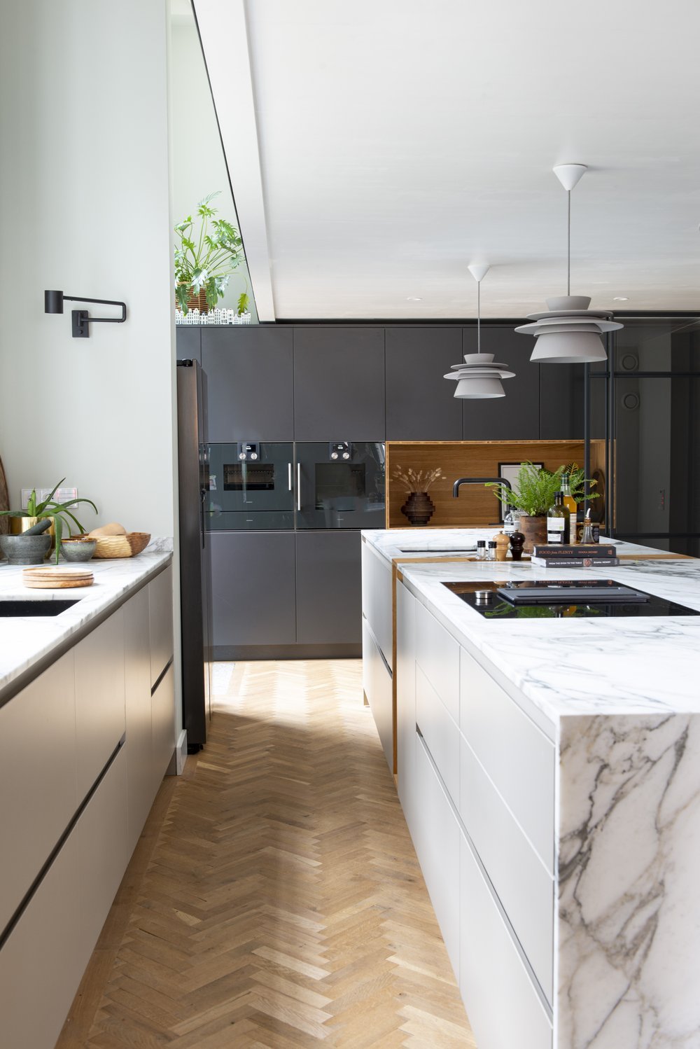 keukendesign+met+marmer+en+vloer+met+hongaarse+punt+eikenhout+zwart+wandkasten+amsterdam.jpg