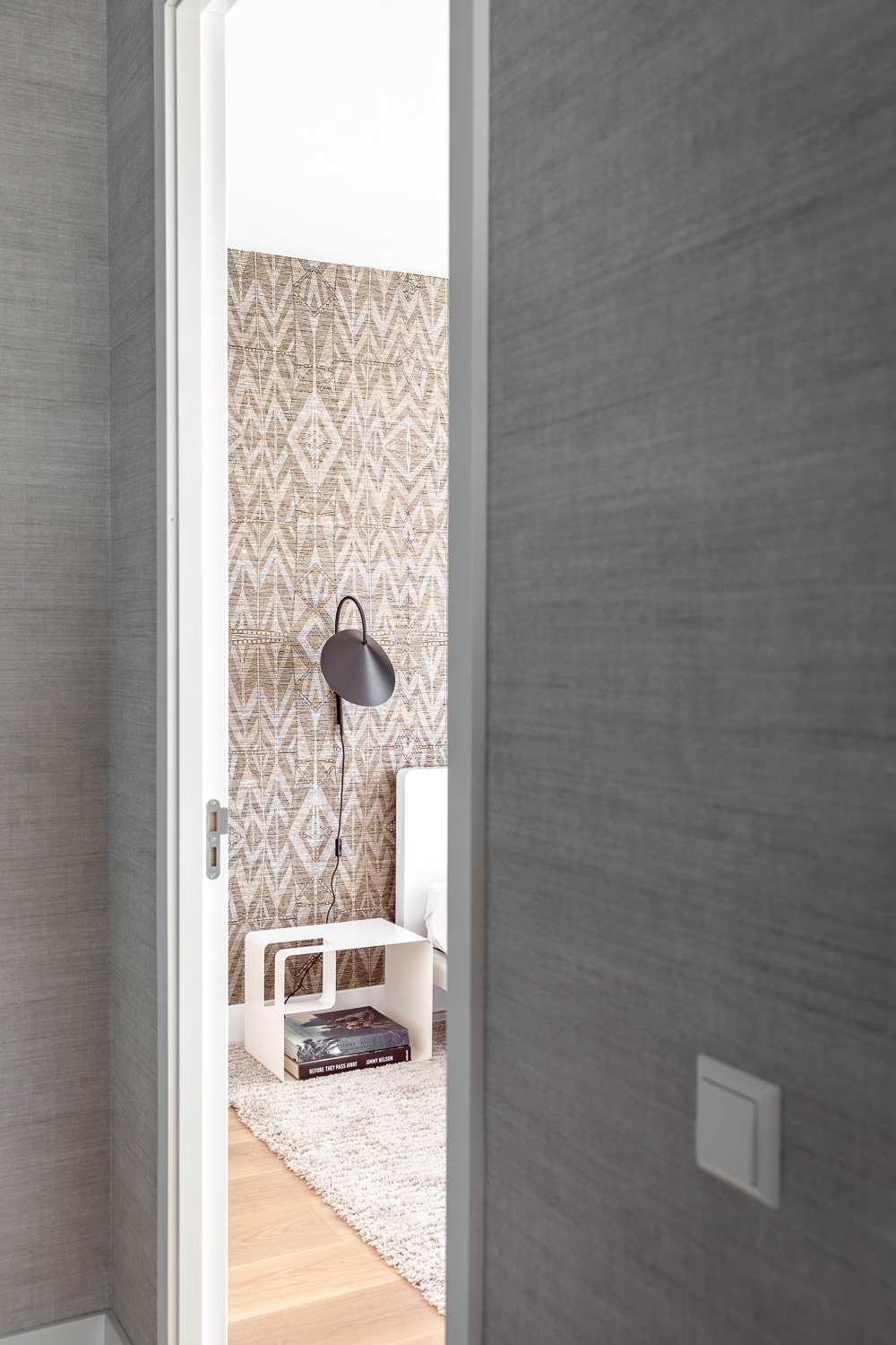 interieur+appartement+Amsterdam+inkijk+in+slaapkamer+behang+arte+in+linnen+en+behang+wollig+kleed+en+verf+van+paint+en+paper+library.jpg