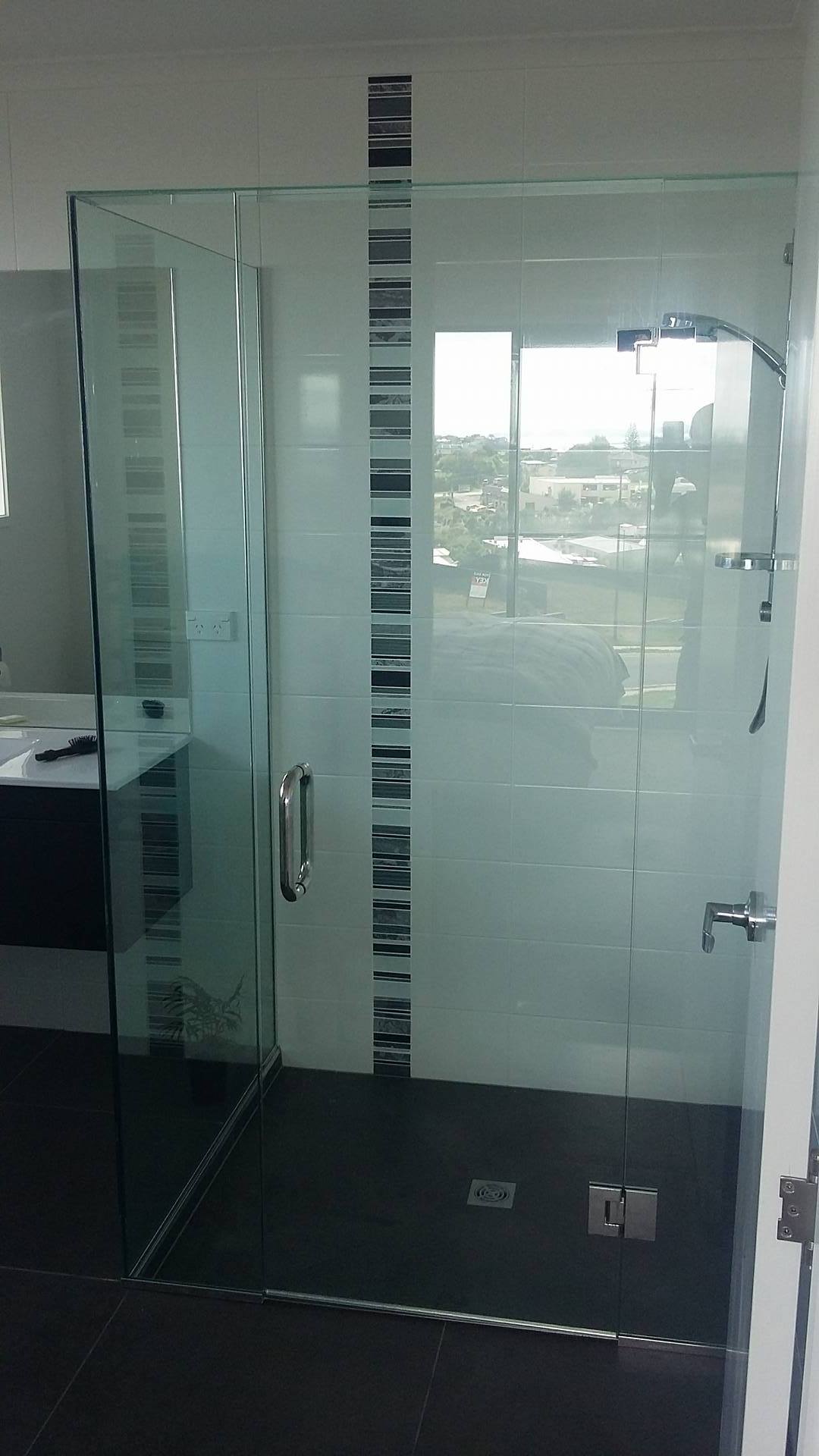 Frameless shower