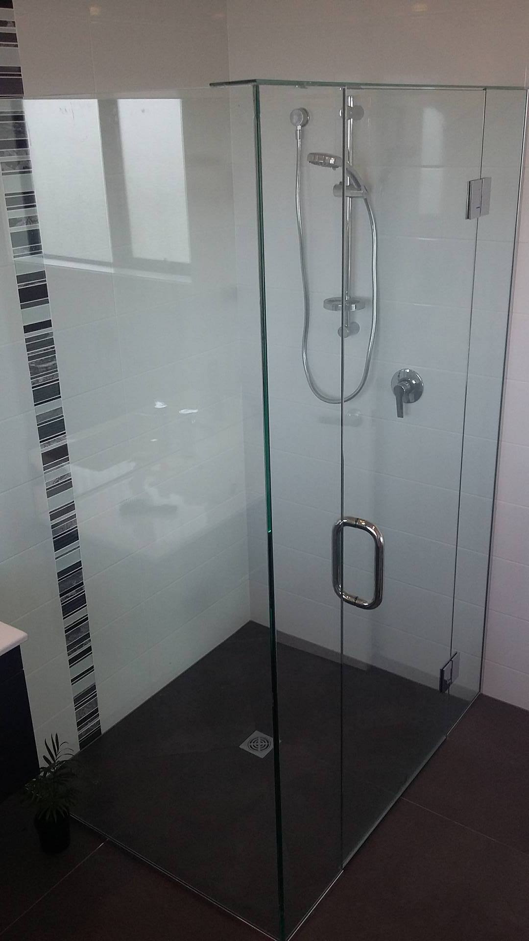Frameless glass shower