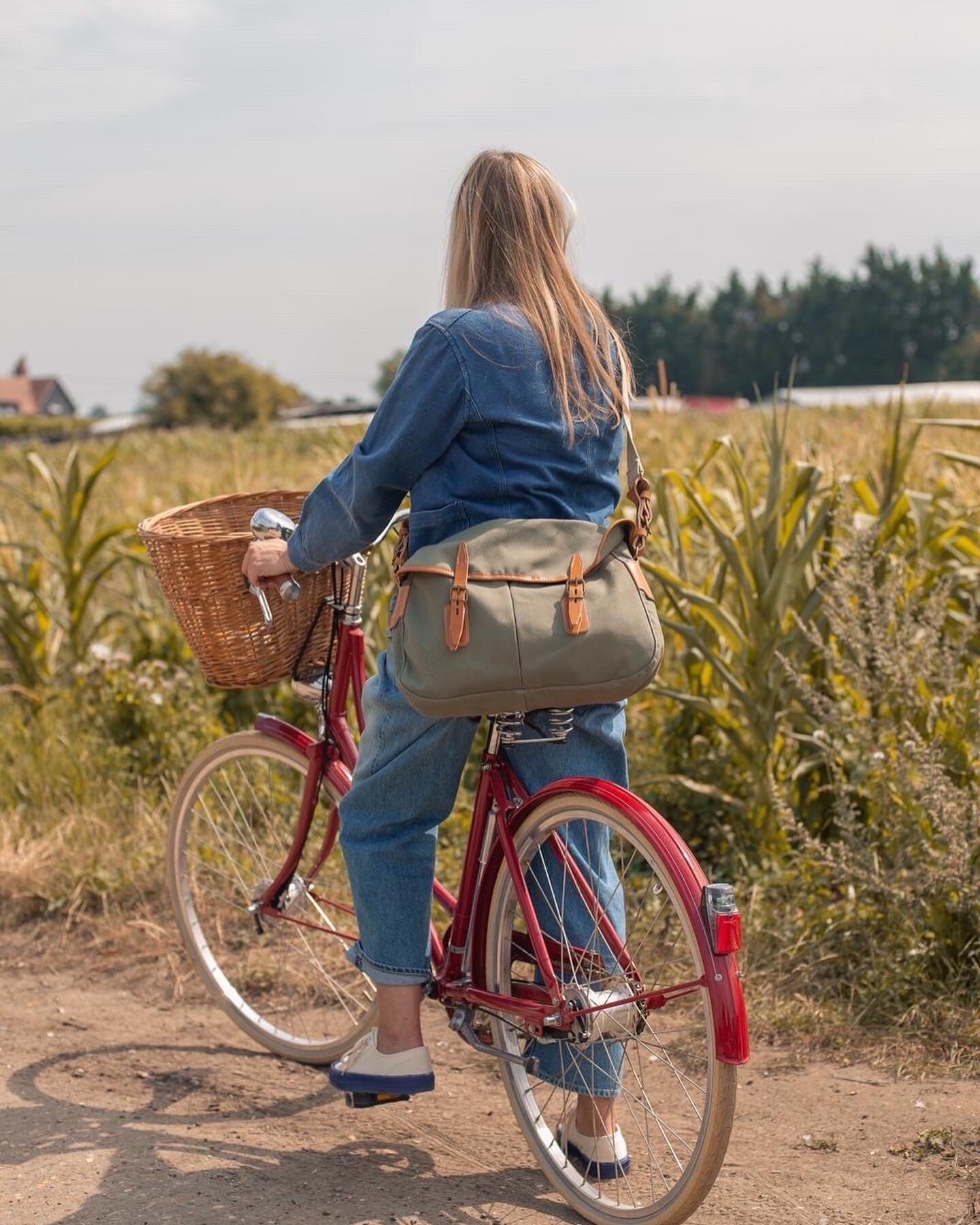 RODE TO THE CORN FIELD ON MY PASHLEY!
WEARING MY NEW MUSETTE BAG. 
THE MUSETTE BAG IS MADE IN FRANCE &amp; G.O.T CERTIFIED ( GLOBAL ORGANIC TEXTILE STANDARD FOR ORGANIC FIBRES ) @bleudechauffe #madeforlife 
🎞 @kipkat 

#bleudechauffe #fishermanmuset