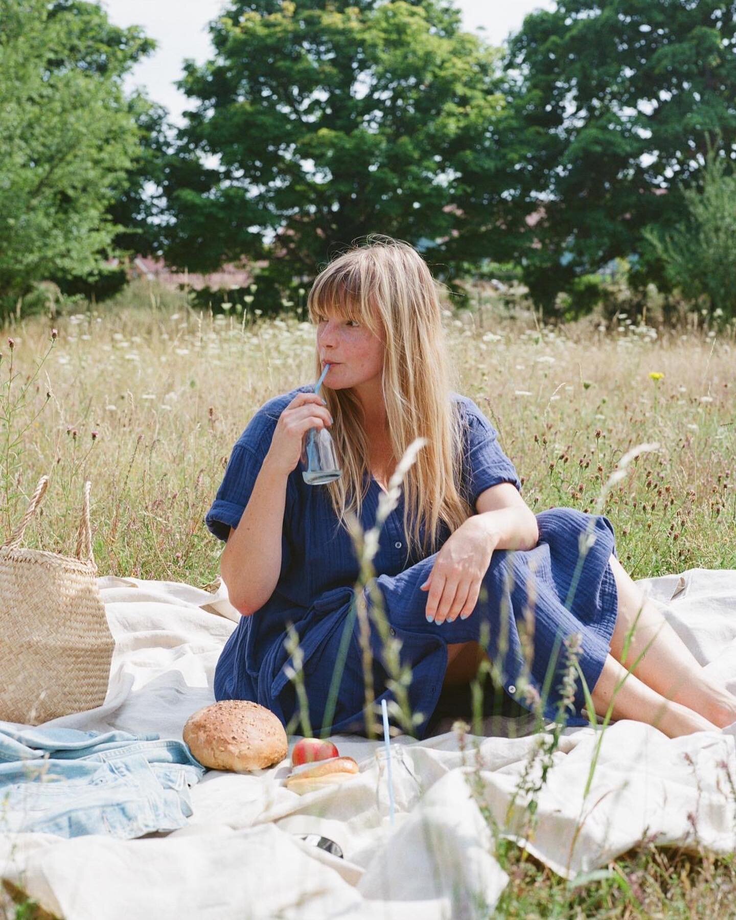 SIPPING ON A SAN PELLEGRINO! I LIKE A LIMONATA
SHOT IN FILM BY @KIPKAT
DRESS @xirena VIA @twiin 
[PR PRODUCT]

#kellouhar #cottagecore #whatiwear #shotonfilm #boyishjeans #seasonless #denimjacket #whatiwore #circularity #twiinstore #sustainable #deni