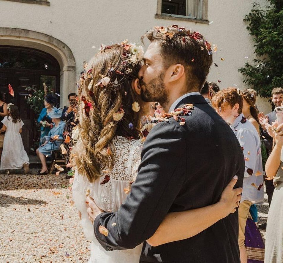 Happy anniversary my love @ojdj 🌸💖🎀 Looking back at our day and feeling so much, full chest, full heart and melting love for all the stops our friends and family pulled out for us. Love you all!
#floristwedding #flowergram #wedding #weddingflowers