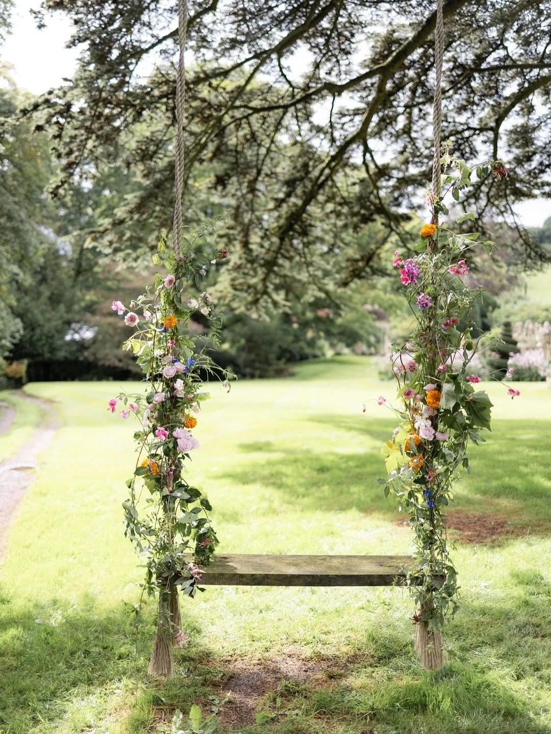 Everlasting sweet peas 🫛 

Gorgeous floral swing 
for J &amp; L at @belcombe_court 
⠀⠀⠀⠀⠀⠀⠀⠀⠀
Flowers by us @nicebunch 
Photography: @annelimphoto 
Venue: @belcombe_court
Coordination: @bluebird_creative
Wedding dress shop: @carinabcouture
Wedding d
