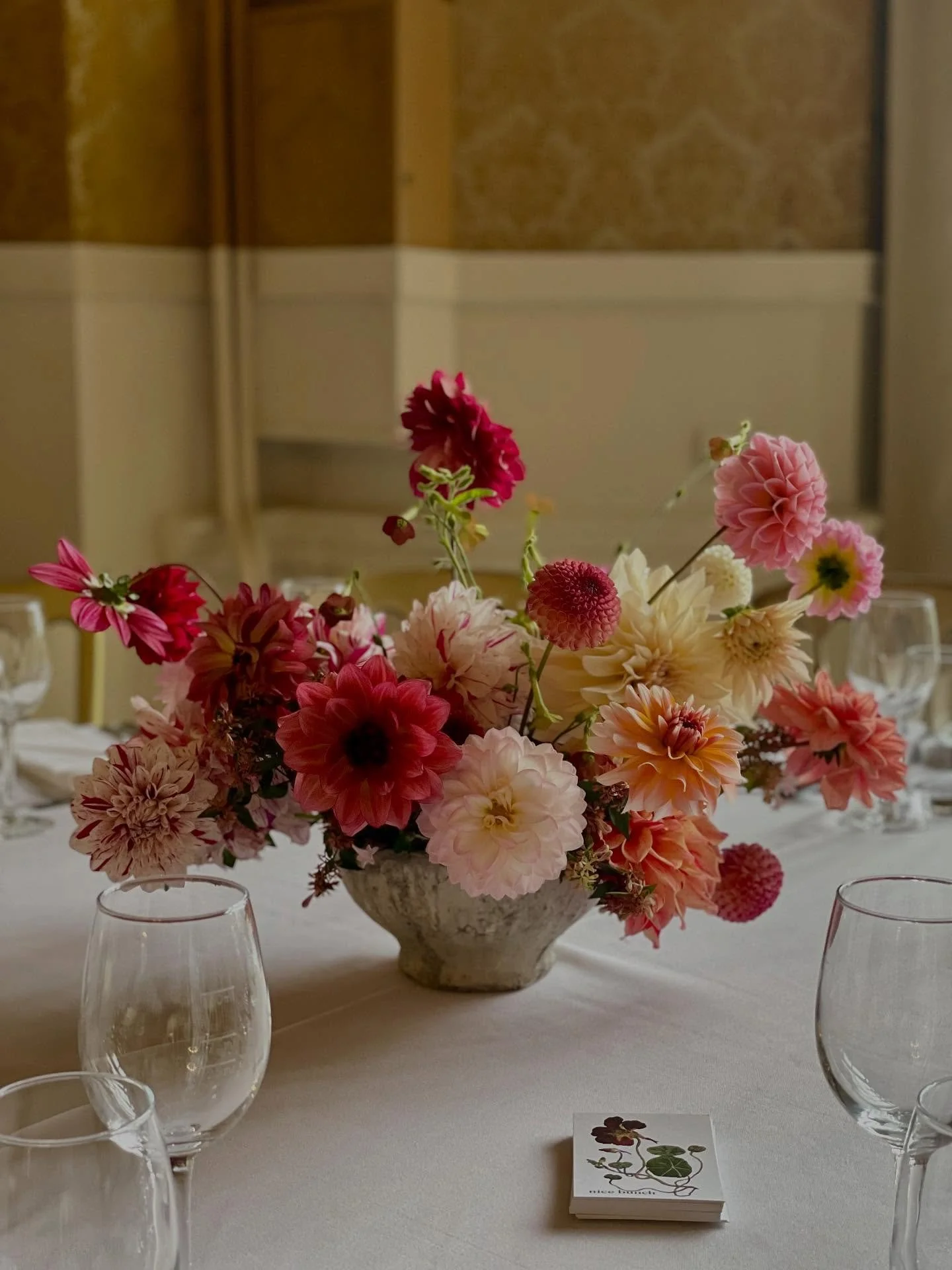 We were thrilled to be invited to showcase our work @grittletonhouseevents wedding open weekend - taking place today and tomorrow. Such a spectacular house and a lovely team ❤️🌸

#grittletonhouse #britishflowers #bowlarrangement #florals #dahlias #w
