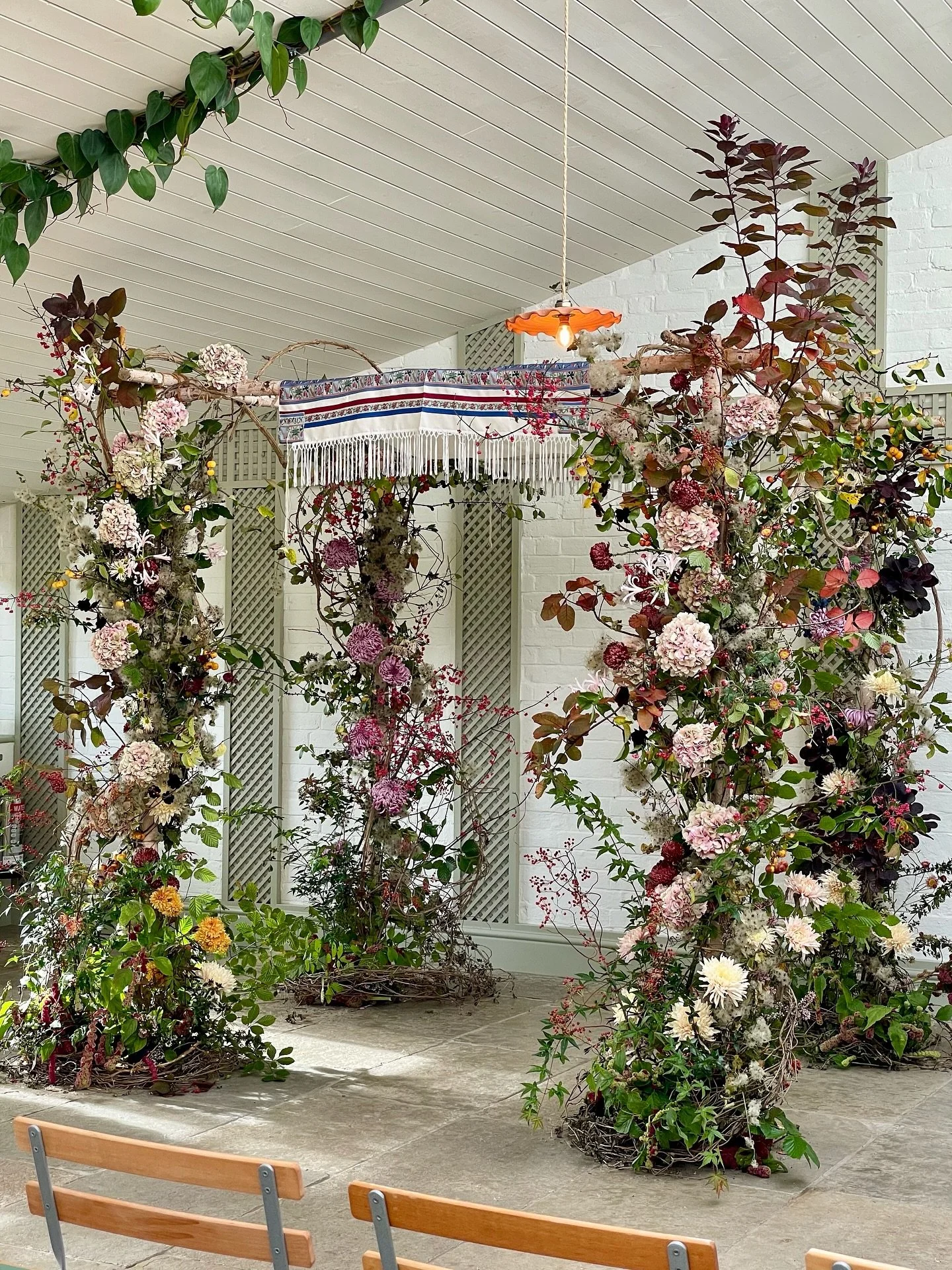 Autumn magic for T &amp; G&rsquo;s Garden House ceremony @kinhouse
⠀⠀⠀⠀⠀⠀⠀⠀⠀
#kinhouse #wiltshire #wedding #florals #britishflowers #florist #autumnal #chrysanthemum #dahlia #ceremony #installation #design #love #chocolatecosmos #marigolds