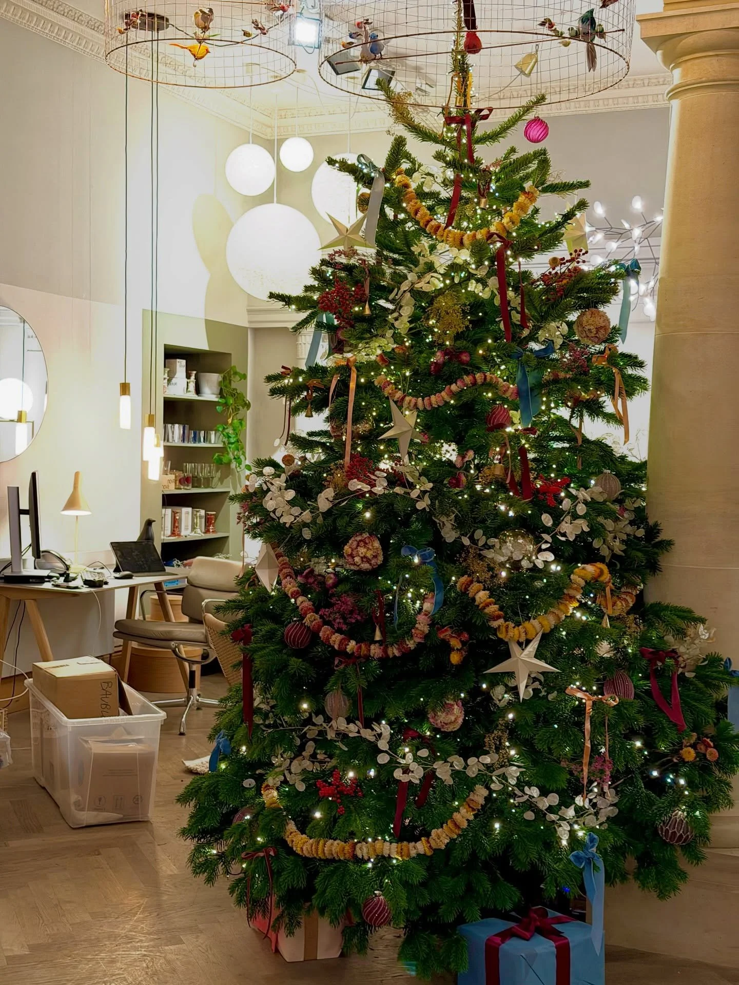 It&rsquo;s beginning to feel a lot like Christmas 🎄! We&rsquo;re ready to open our pop up shop at @hollowaysbath during the @bathchristmasmarket Can&rsquo;t wait to see you there! 🥰🎀✂️
Open 27th November- 14th December 

#driedflowerchristmas #dri