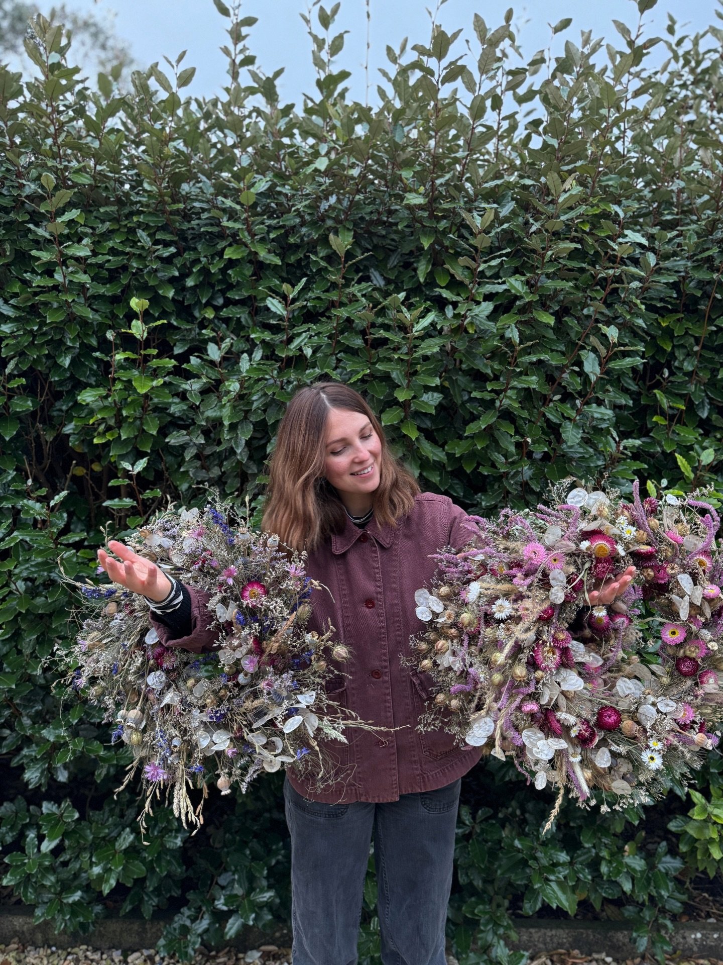 It&rsquo;s been a busy end of year. We&rsquo;re now getting into our wedding proposals and delivering our last (Christmas-themed) wedding ahead of Christmas holidays. Lovely photos of Sula and our dried flower wreaths by @harwinc
 
#wreathmaker #drie