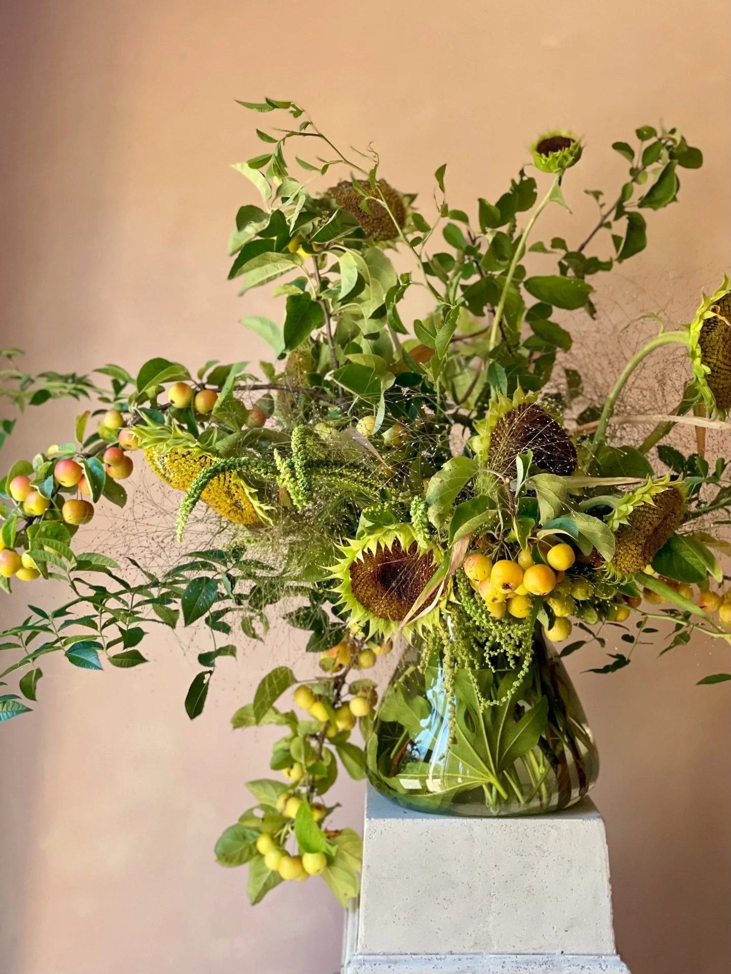 Cut at first light, arranged in the studio and delivered to @leightonhousebath before lunchtime. A textured September vase composition using crab apple, sunflower, rose, grasses and dyers weld and fatsia leaf🌿🌞

#somersetflorist #flowerfarmer #brit