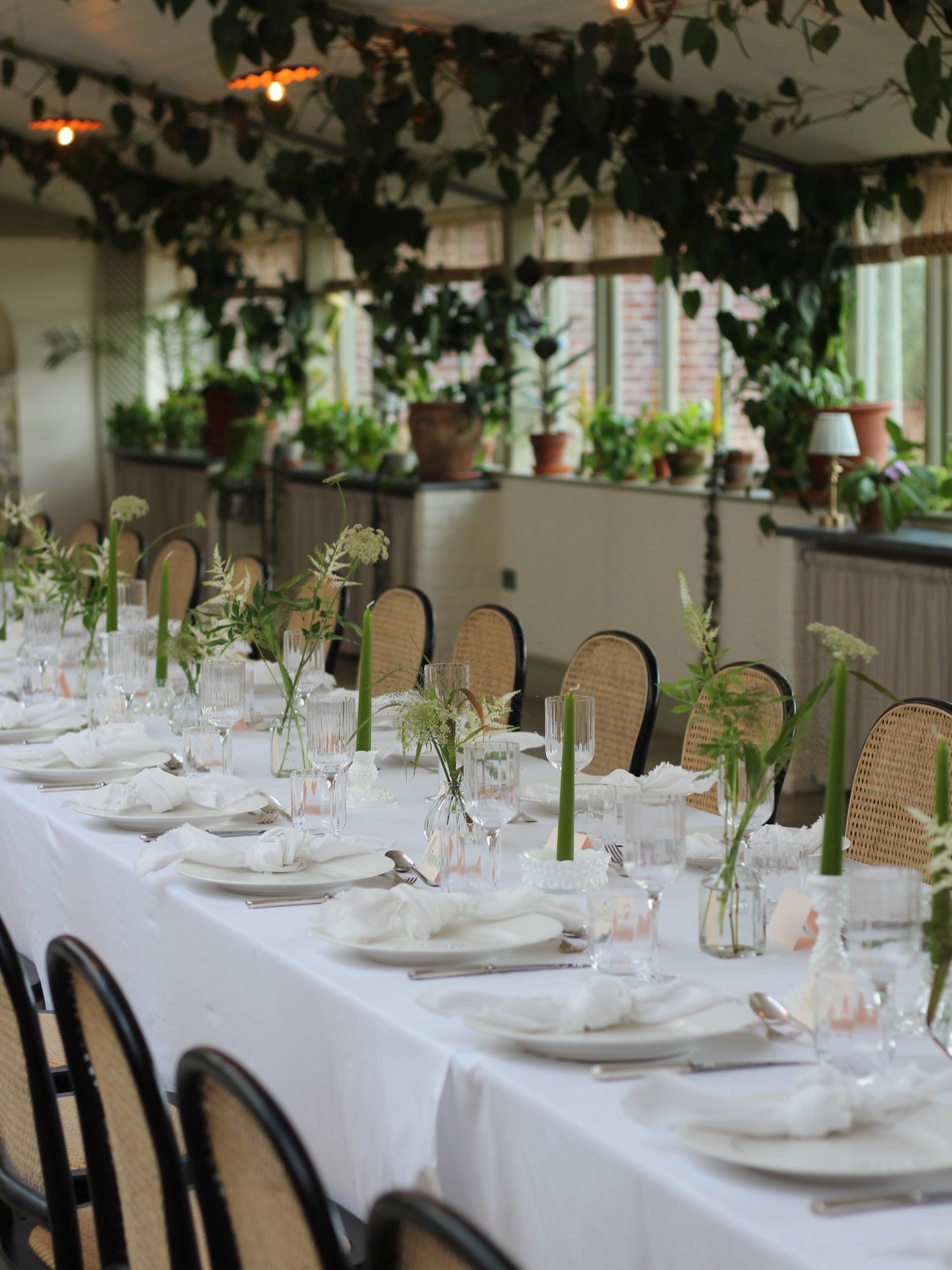 Beautifully simple botanical arrangements and candles to reflect the surrounding Garden House planting. Offset with crisp table styling for L&amp;A&rsquo;s pre-wedding dinner party @kinhousewiltshire 
Shot by us
#botanicalflowers #simpleflowers #gree