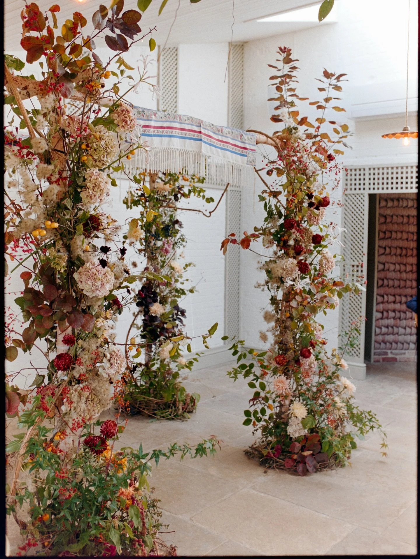 Autumn weddings have a distinctive magic. The garden provides its final flourish before winter while the shorter days provide an atmospheric setting.
⠀⠀⠀⠀⠀⠀⠀⠀⠀
G and T&rsquo;s Autumn celebration at Kin House featured the last of the year&rsquo;s dahl