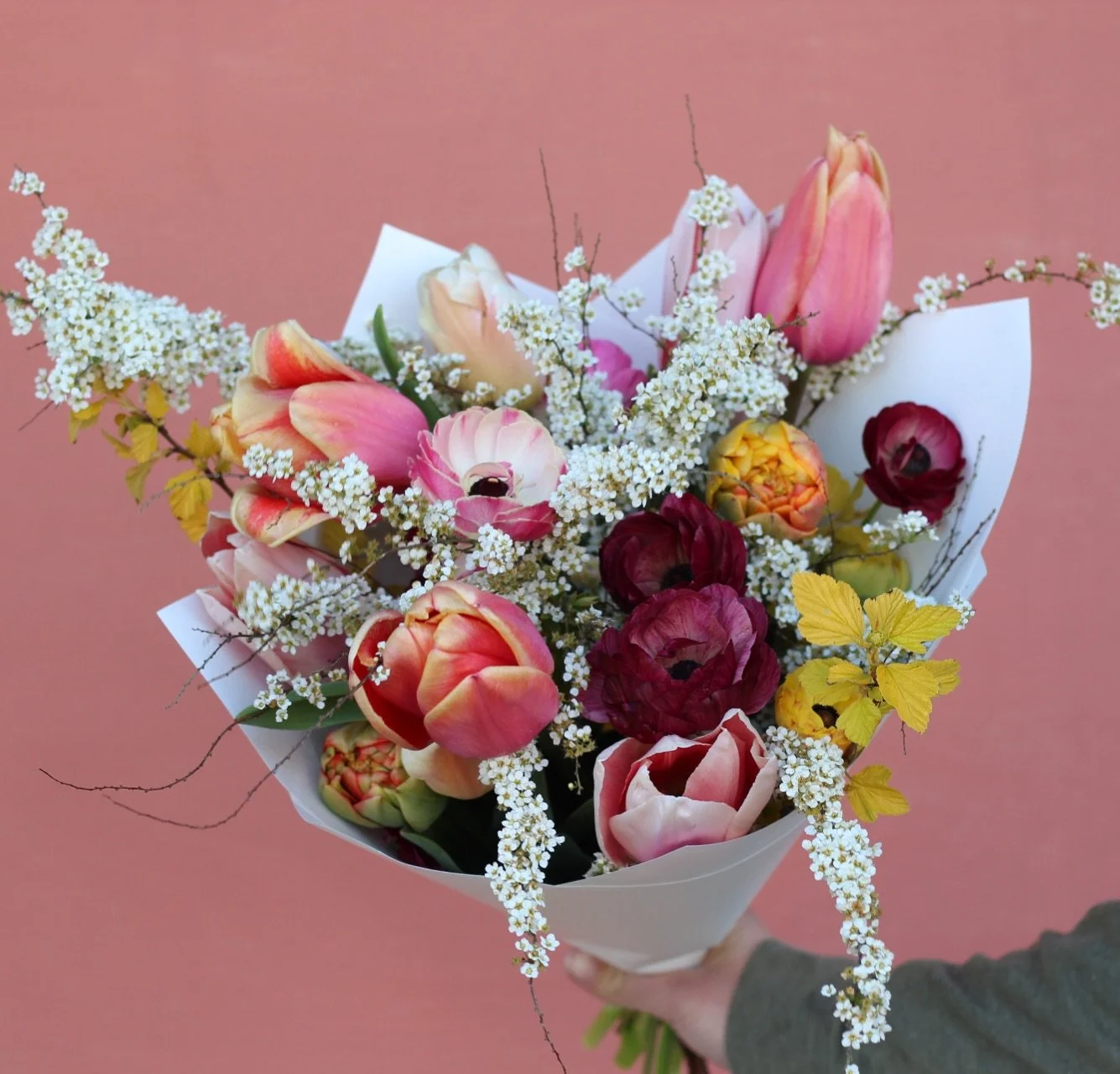 Our ranunculus (that look like poppies) are budding up for next week 🥚🐣 We. can&rsquo;t. wait! 

You can order bouquet deliveries directly from us (check out website)

Or pick up our fresh flower bunches from @hiddenstorebath 

#bouqet #springflowe