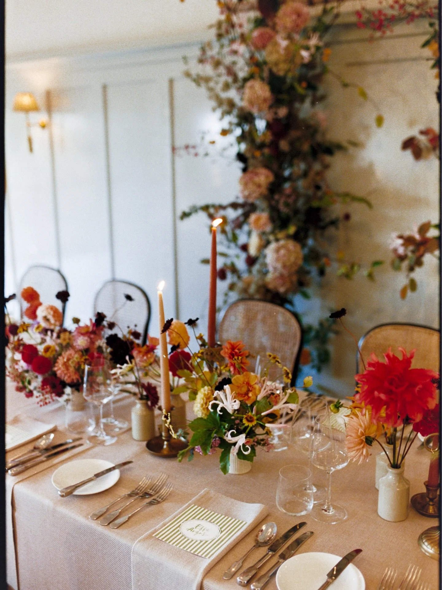 Atmospheric top table details for G&amp;T&rsquo;s autumn wedding captured on film by the wonderful @danielknightharris at @kinhousewiltshire 

#britishflowers #weddingflowers #weddingflowers #somersetflorist #sustainableflorist