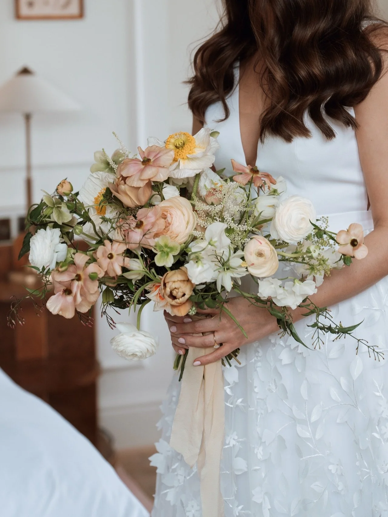 Spring wedding glory for S&amp;T @kinhousewiltshire 
Shot beautifully by @fayewildephotography 

#springweddingflowers #somersetflorist #tulips #ranunculus #poppies