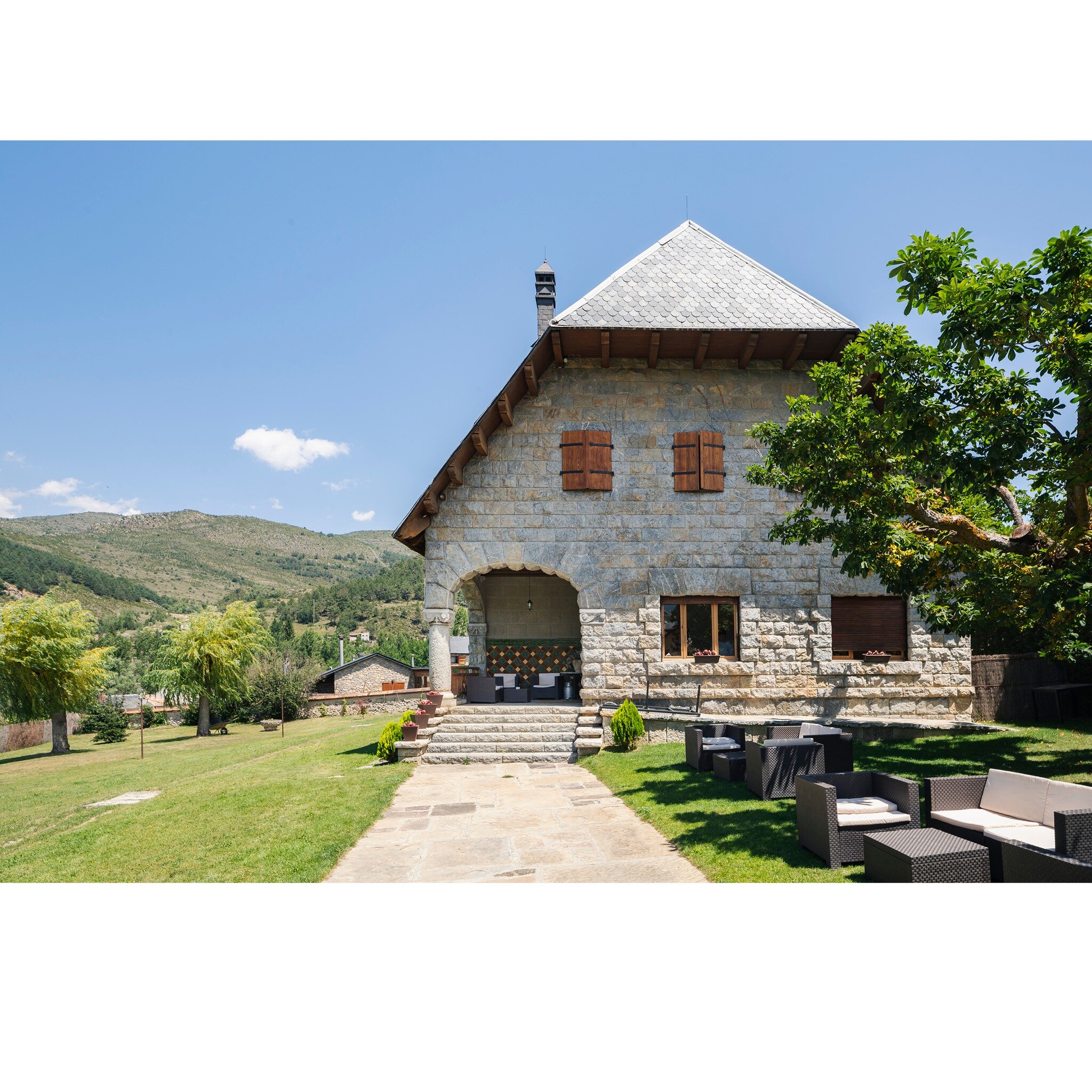 Restaurant Ca La N&uacute;ria @restaurant_calanuria 
Arquitectura @niu.darquitectura 
Bellver de Cerdanya

#restaurantcalanuriabellver #design #arquitectra #interior #interiores #retail #somewheremagazine  #photo #fotografiainteriores #architectureph