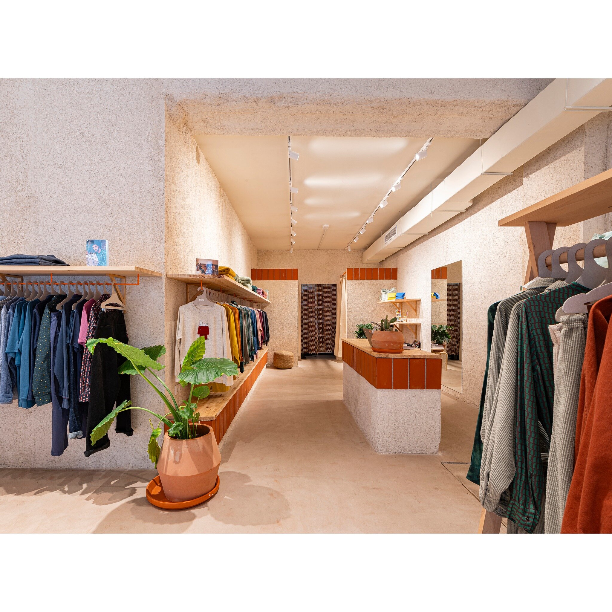 Tienda de @bravafabrics 
Arquitectura @laboqueriataller @munarq.es 
Palma de Mallorca

#bravafabrics #design #arquitectra #interior #interiores #retail #somewheremagazine  #photo #fotografiainteriores #architecturephotography  #architecturedesign #re