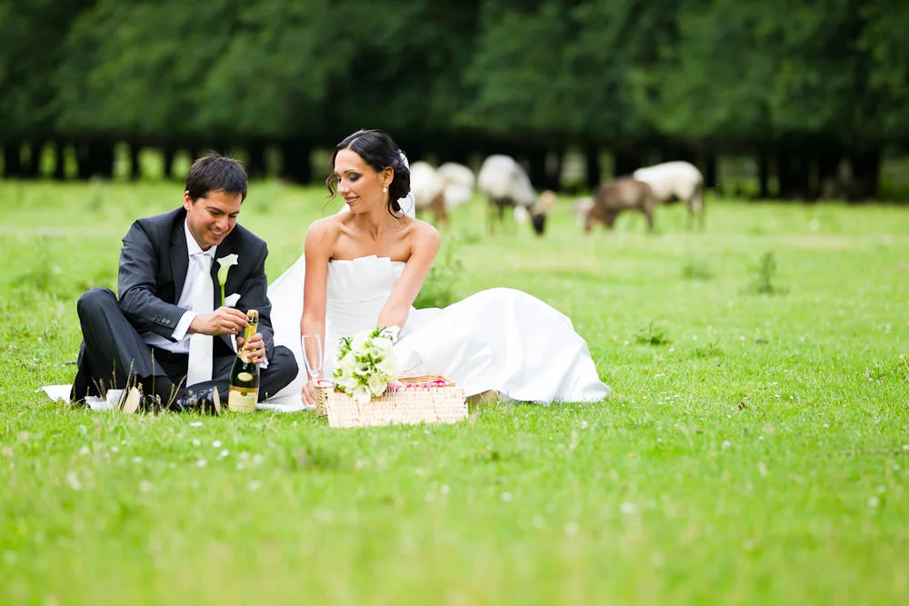 bruidsfotografie in het Westerpark Zoetermeer - champagne open maken