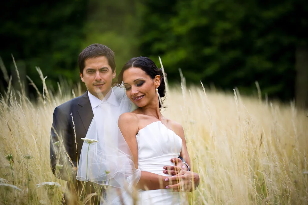 bruidsfotografie in het Westerpark Zoetermeer - tussen het gras