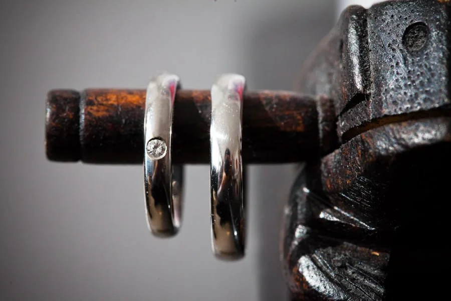 de ringen aan een beeldje