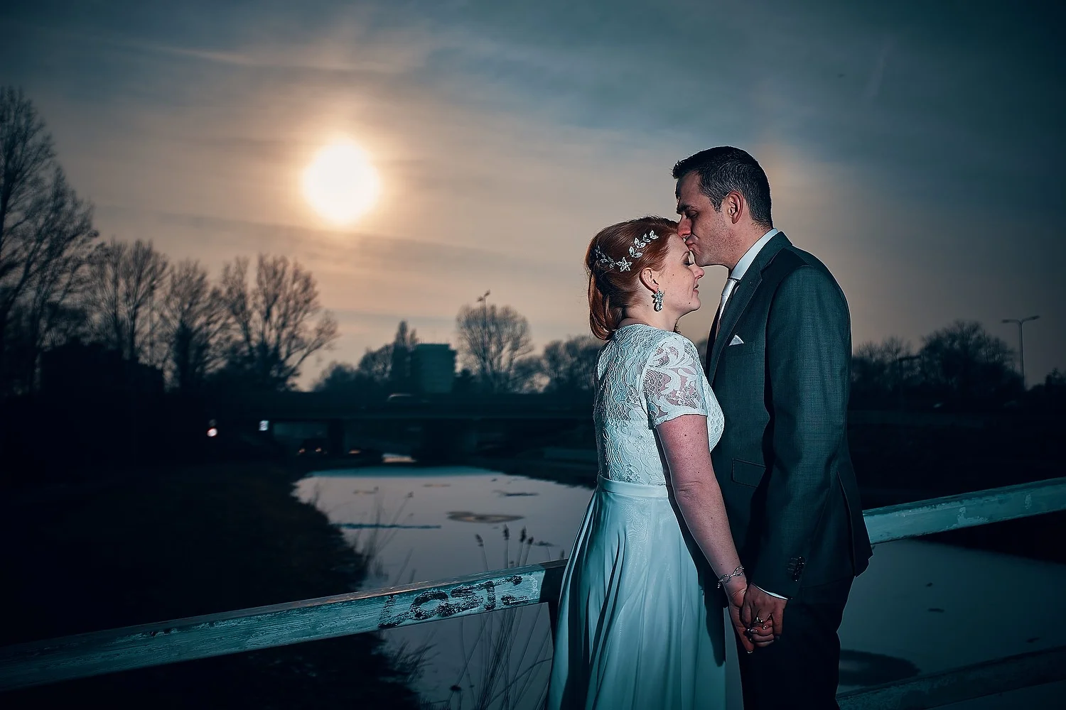 Met een flitser in mijn hand en de camera in de andere hand kan je de lucht mooi donker maken met de Fuji X100F