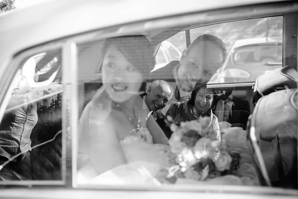 Bruidsfotograaf in Amsterdam - bruidspaar in de auto