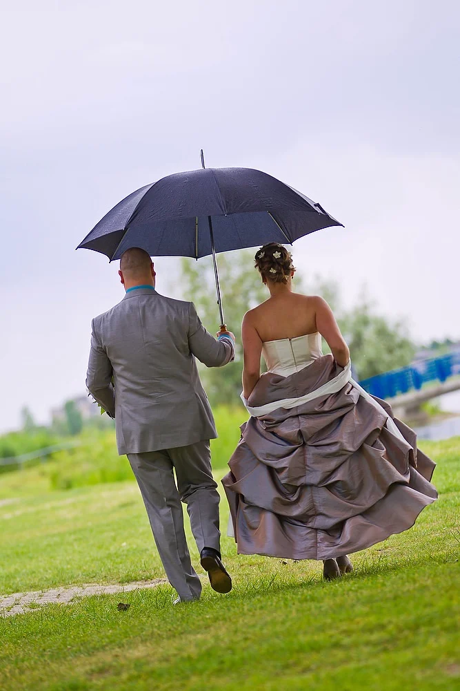 trouwshoot bruidsfotografie met paraplu op het strand