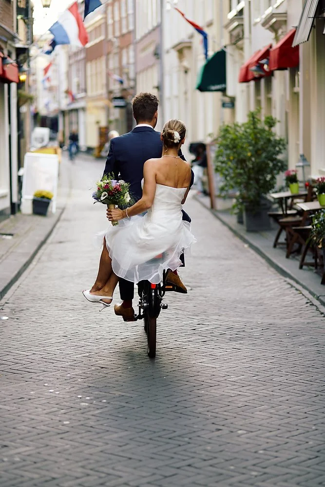 bruidsfotografie op de fiets in het centrum van Den Haag