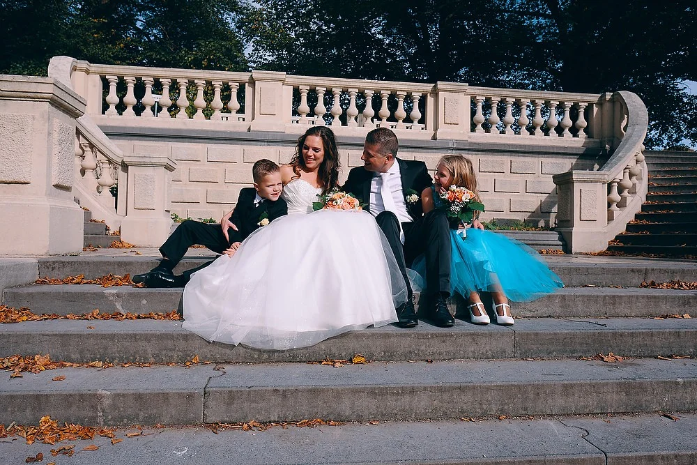 trouwfoto van het bruidspaar met kinderen op de Spaanse Trappen in Clingendael