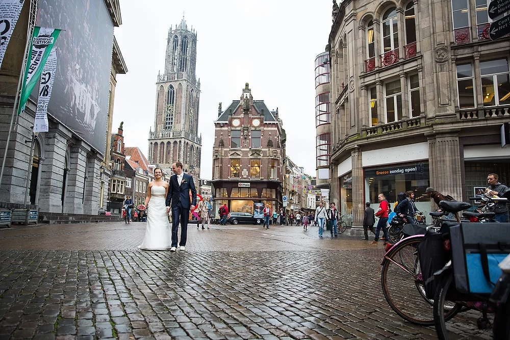 trouwshoot bruidsfotografie in Utrecht - bij het stadhuis en de Domtoren.jpg