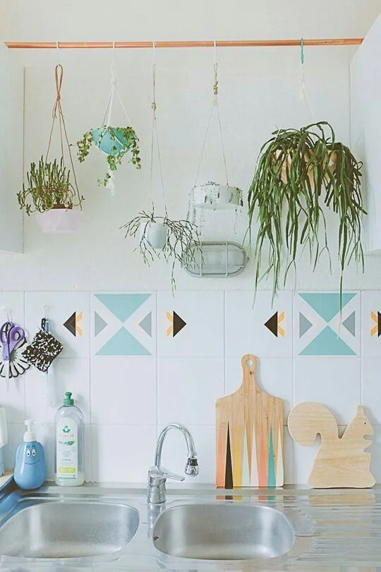 Kleur in de keuken (planten, snijplank, tegels)