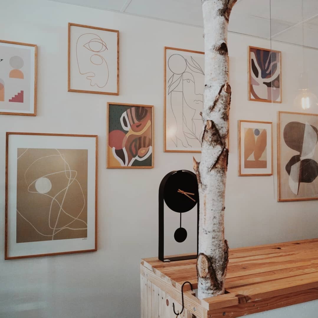 Een gallery wall in de shop met nieuwe prints en kaders 🤩

#gallerywall #prints #artprint #artforall #nieuwecollectie #interieur#interieurinspiratie #interieurstyling #interior #interiordesign #conceptstore #kimpuntshop #laarne