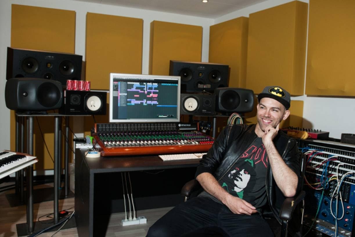 Thomas Stengaard har været med til at skrive flere hits til Cisilia og produceret for navne som Dúné og Carpark North. Til september er han en af instruktørerne på Music Maker Co-write.