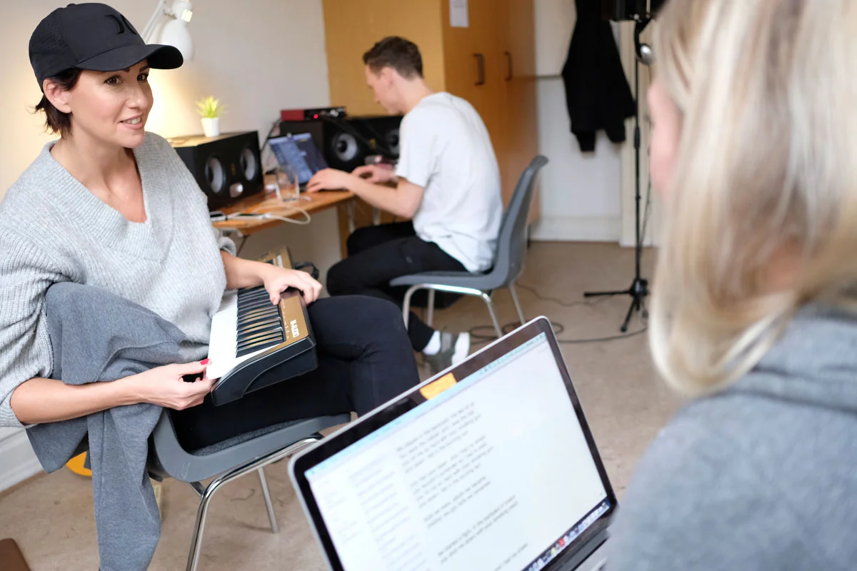 Pro-writer Maria Marcus (tv.) med deltagere Rasmus Lundgaard Olsen og Simone Tang. Foto: Christina Jensen