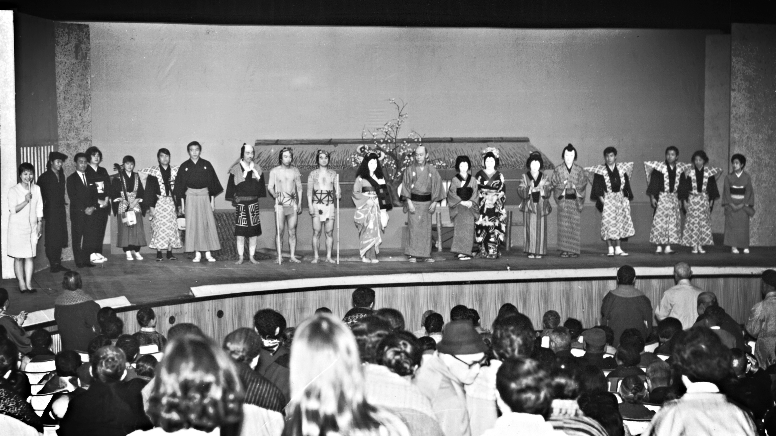 Finale Riyo (5th from right)