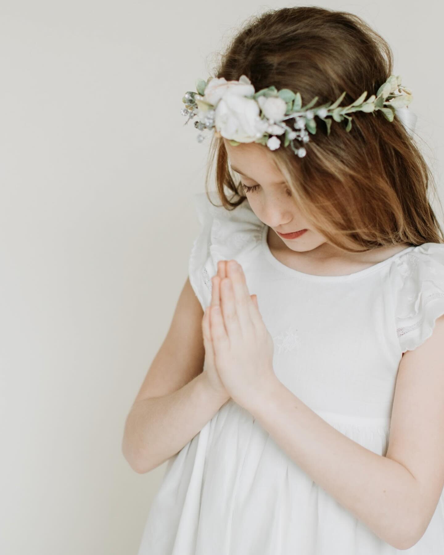 Cherish the purity and grace of your child&rsquo;s first communion with Studio 25 Naperville! At our cozy studio in Downtown Naperville, we specialize in creating timeless portraits that beautifully capture this sacred milestone.
Sessions are availab