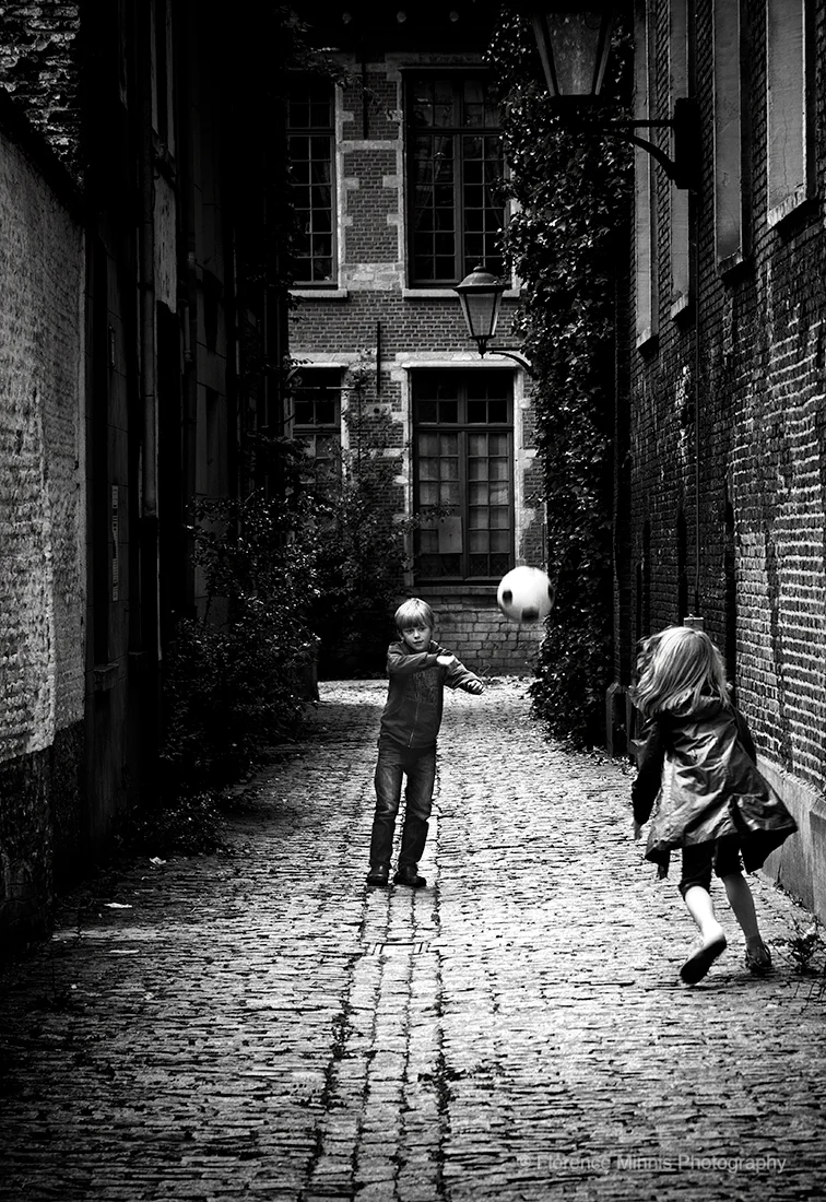 Kids+in+Alley+Mechelen_MG_9642+B+and+W+Watermarked.jpg