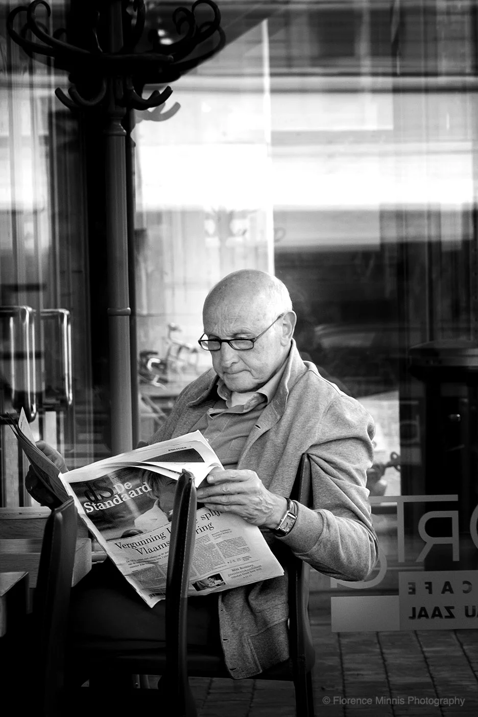 Reading+the+News+Antwerp_MG_9447+darker+BLURB+copy.jpg