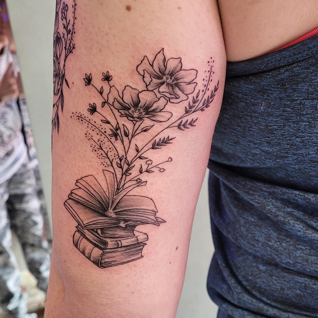 Made by Tamara @ta2ed1978 📖🌷 

 #blackandgreyartist #omahatattooshop #tattooshop #tattooartist #blackandgreytattoos #blackandgreyink #tattoos #blackandgreytattoo #booktattoo #floraltattoo #literarylife