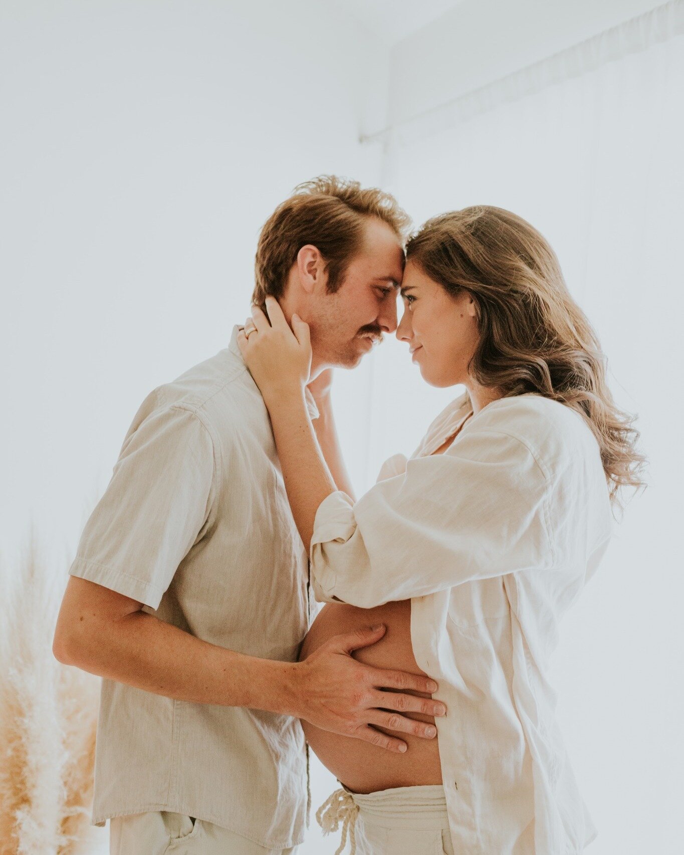 In home maternity sessions absolutely have my heart. This southern California maternity session was such a dream!