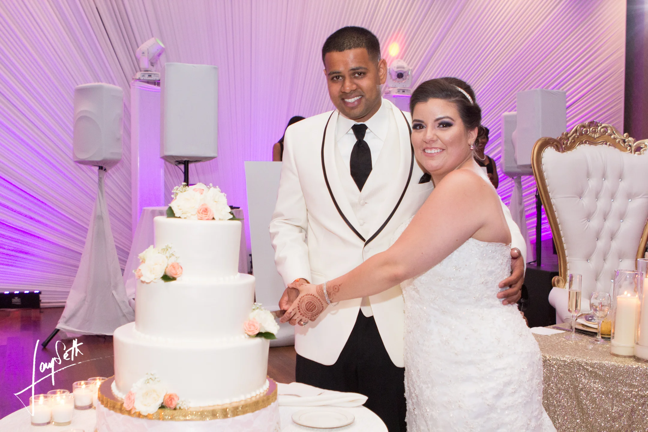 BEAUTIFUL COUPLE CUTTING CAKE