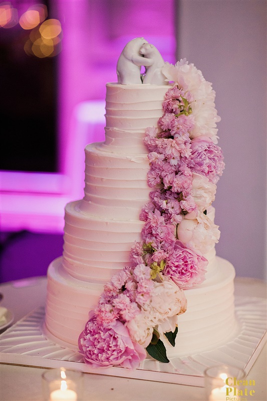 INDIAN WEDDING BRIDE AND GROOM WEDDING CAKE.jpg