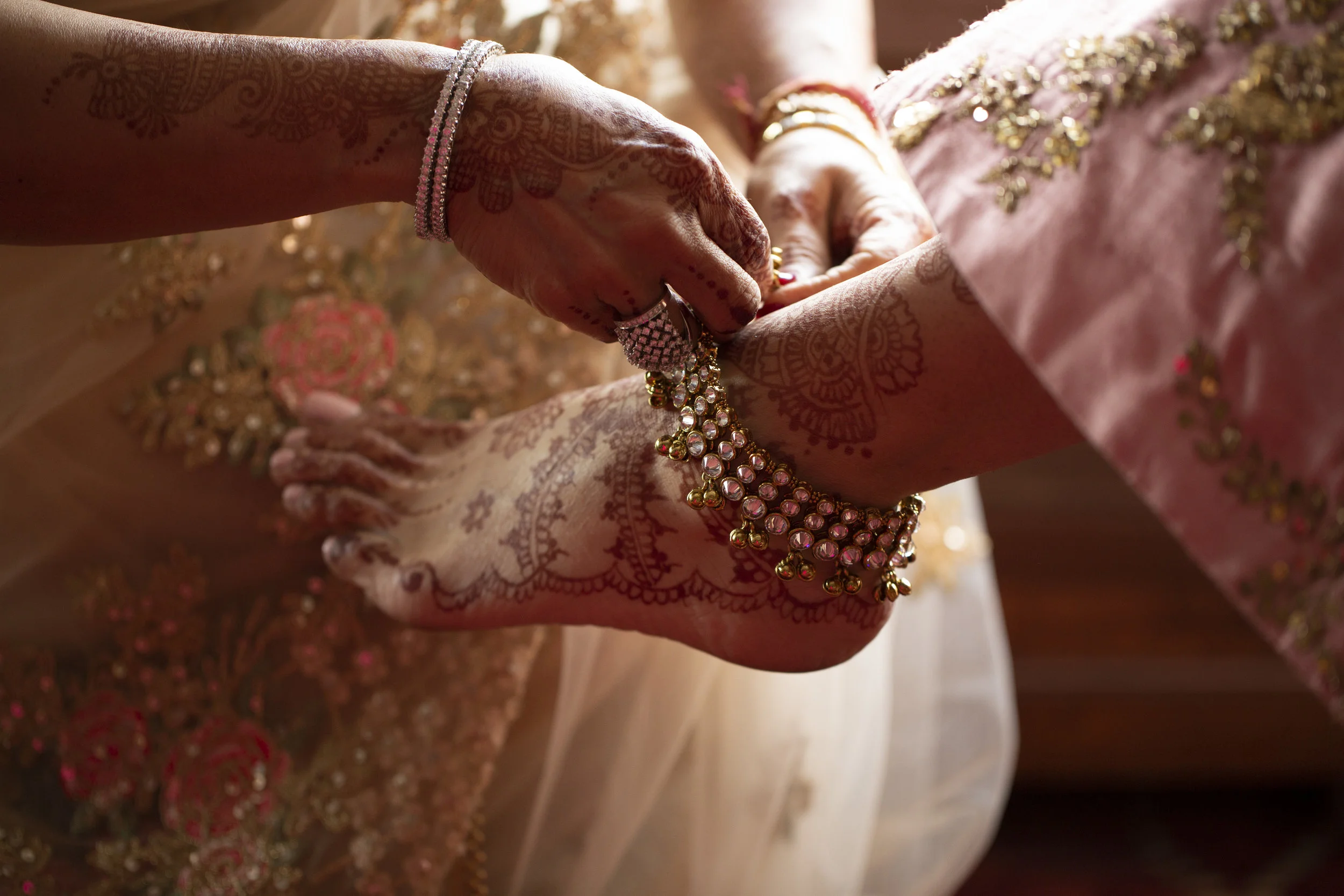 INDIAN WEDDING BRIDE FOOT HENNA.JPG