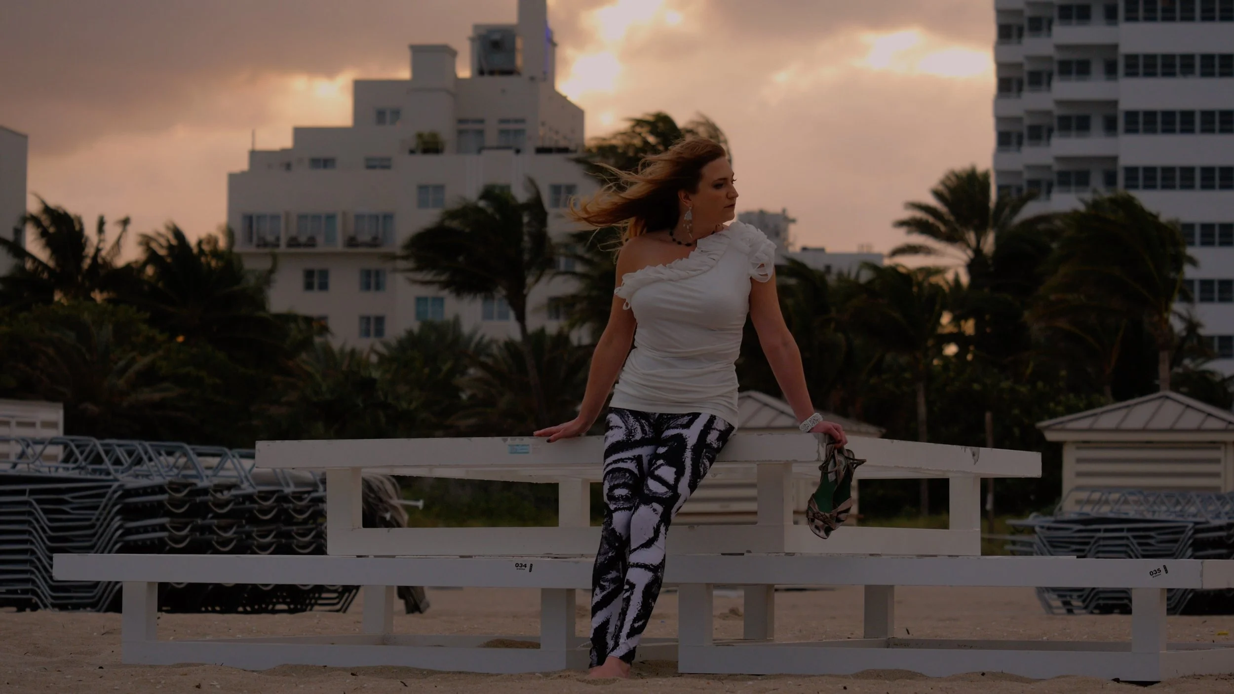 Leggings "The Messenger " in Black and White