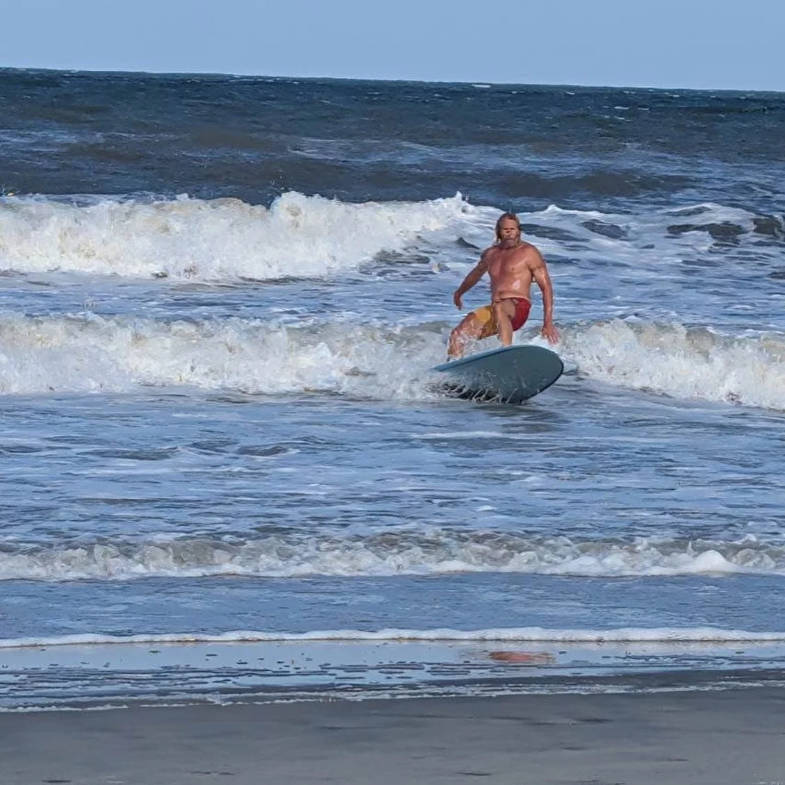 Catching some waves 🏄&zwj;♂️ this week ⚡️ Thank you to the kind  vacationers on the beach who snapped these surfing pics and shared them with me.